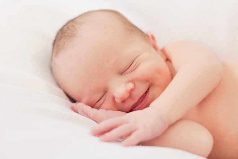 süßes neugeborenes baby lächelt