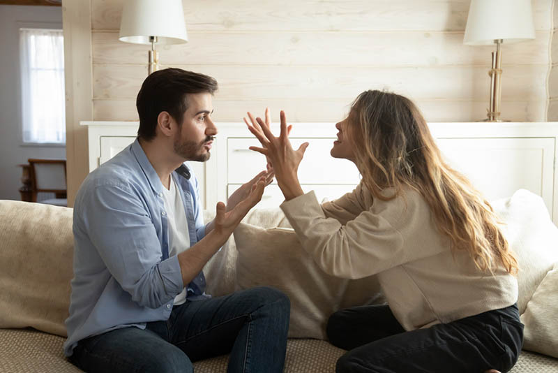 junges Paar streiten auf der Couch zu Hause