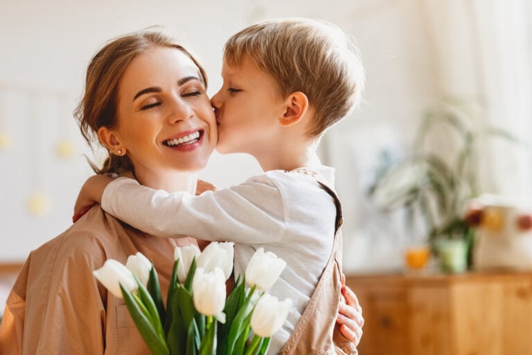 Mutter umarmt ihren Sohn