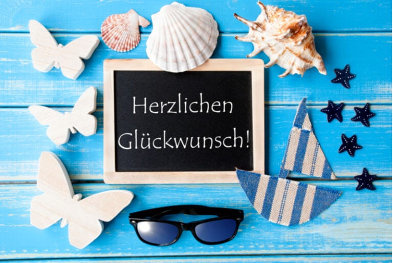 Tafel mit maritimer Dekoration und Geburtstagsglückwünschen