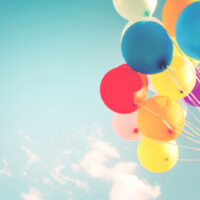 Bunte Luftballons am Himmel