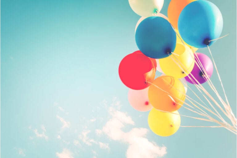 Bunte Luftballons am Himmel