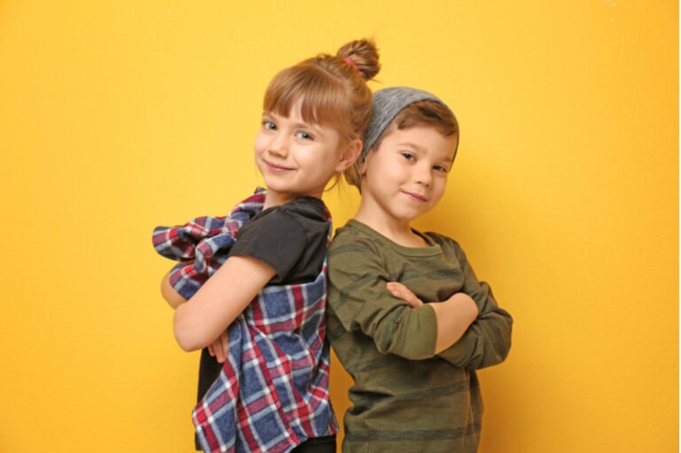Nette stilvolle Kinder, die zusammen posieren