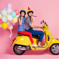 mann und frau feiern geburtstag auf dem motorrad mit luftballons