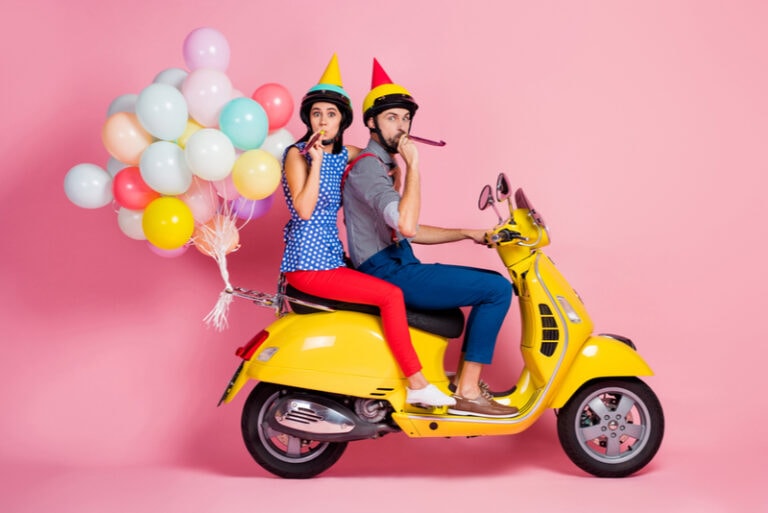mann und frau feiern geburtstag auf dem motorrad mit luftballons