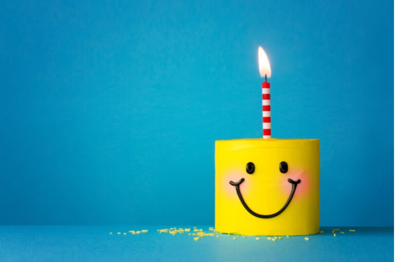 Gelber Happy Face Geburtstagskuchen mit einer Kerze