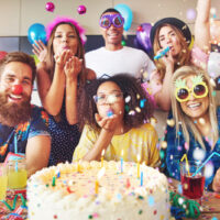 Luftschlangen umgeben eine Gruppe fröhlicher Freunde, die eine Party feiern