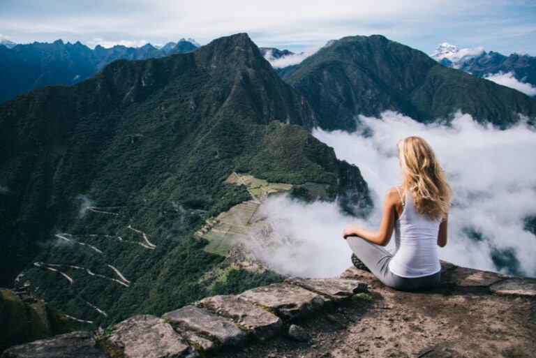 junge Frau, die den Blick auf die Berge genießt