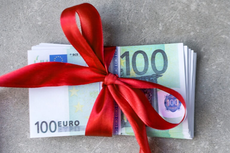 Hundert Eurobanknoten auf einem Stapel mit roter Schleife