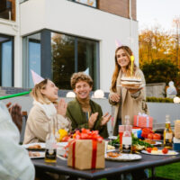 freunde, die sich während der geburtstagsfeier im hinterhof amüsieren