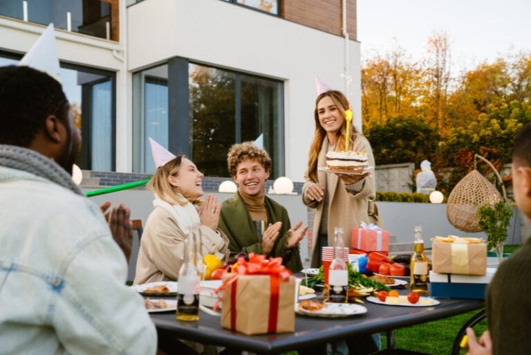 freunde, die sich während der geburtstagsfeier im hinterhof amüsieren