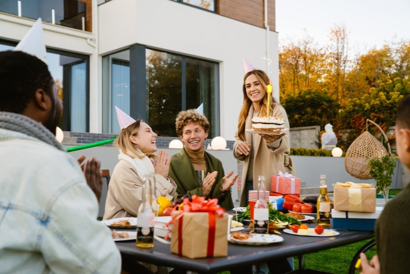 freunde, die sich während der geburtstagsfeier im hinterhof amüsieren