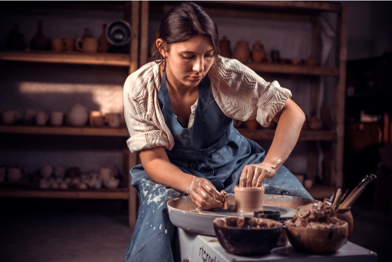 Handwerker, der Töpferkunst und Produktionsprozess genießt