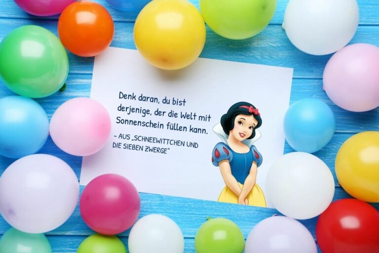 Luftballons und eine Disney-Geburtstagskarte mit Zitat und Bild von Schneewittchen