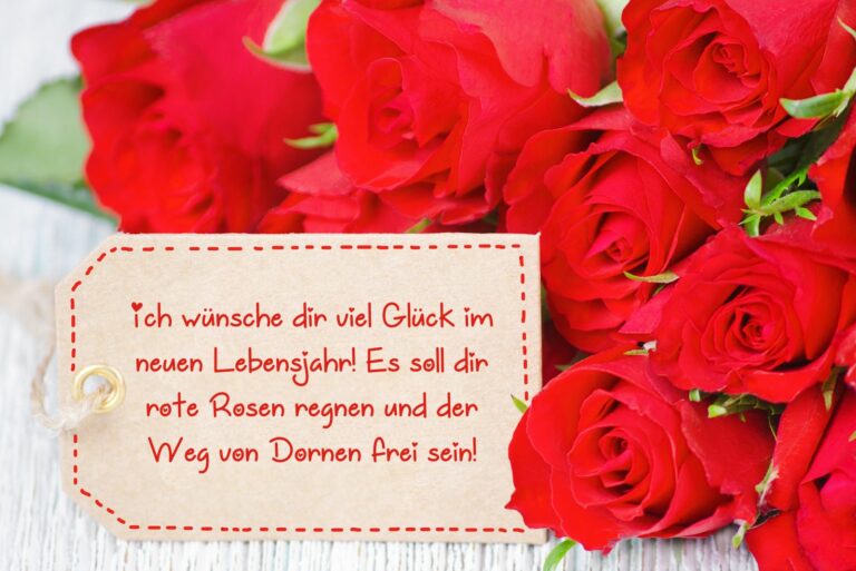 Karte mit einem schönen handgeschriebenen Geburtstagswunsch neben einem Strauß Rosen