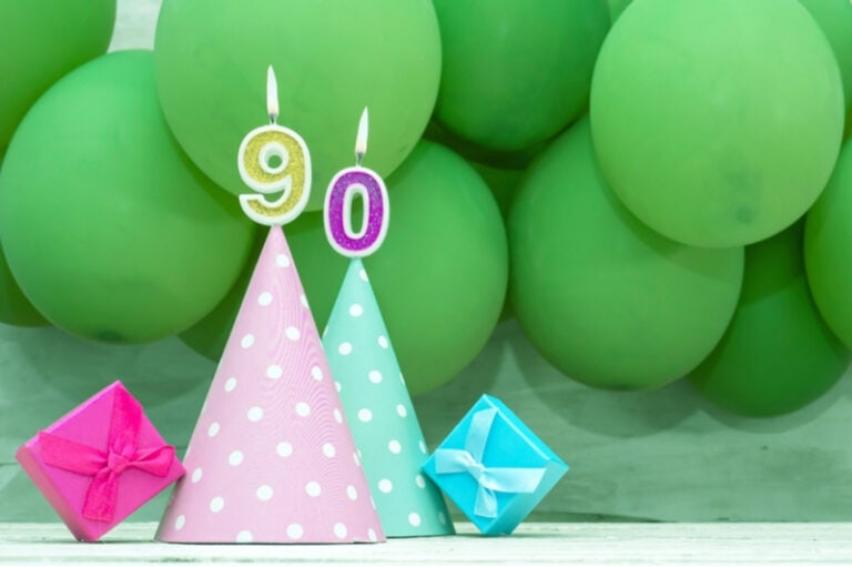 eine schöne Karte mit Luftballons und Zahlen 90 aus Kerzen