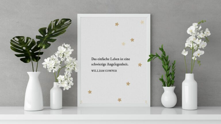 gerahmte spirituelle Sprüche und Blumenvasen auf dem Tisch