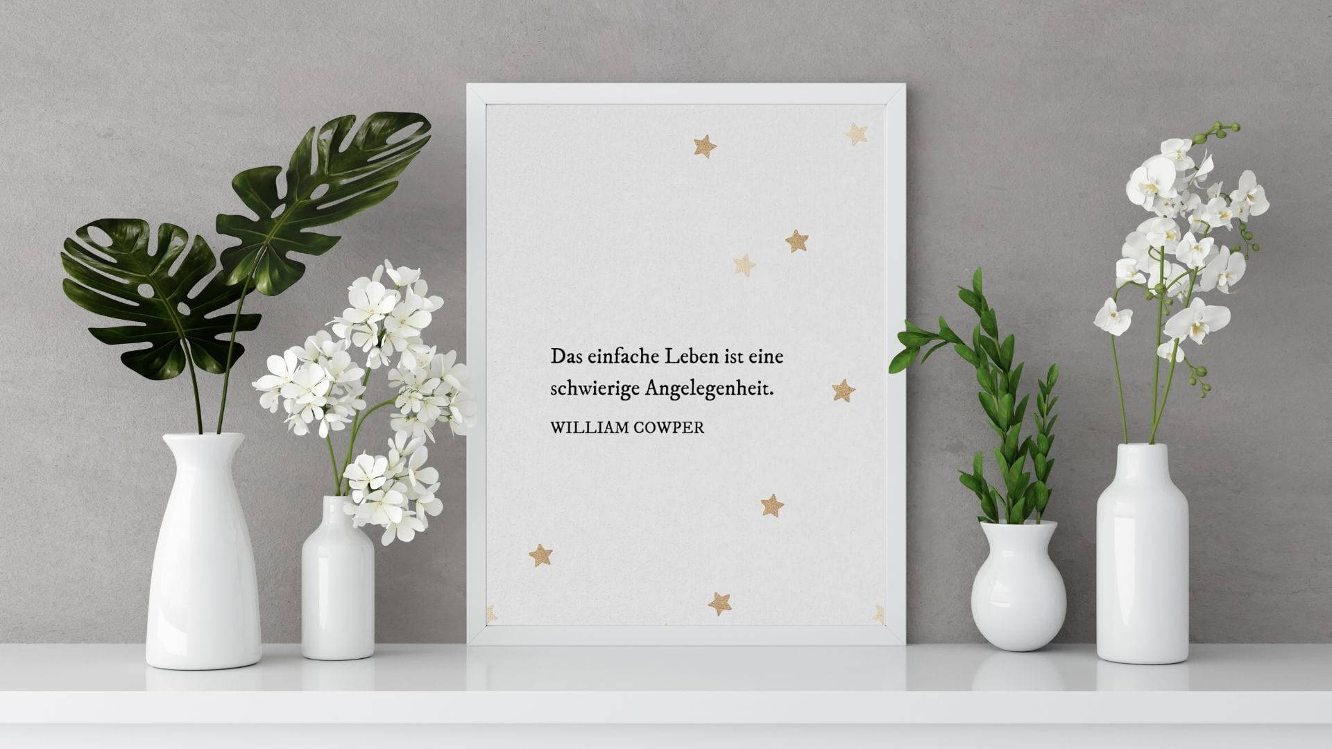 gerahmte spirituelle Sprüche und Blumenvasen auf dem Tisch