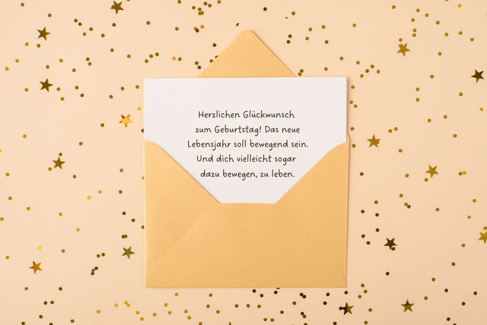 Umschlag und eine Geburtstagskarte mit einem sarkastischen Geburtstagswunsch