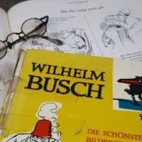 Blick auf das isolierte alte Buch des deutschen Humoristen Wilhelm Busch