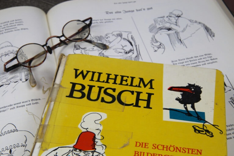 Blick auf das isolierte alte Buch des deutschen Humoristen Wilhelm Busch