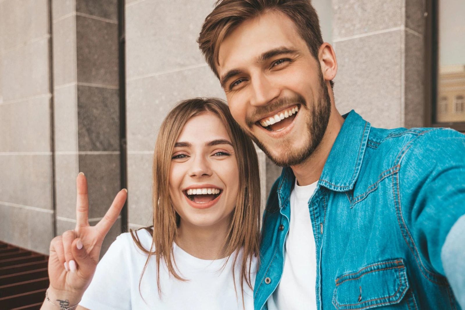 Zwei beste Freunde lächeln und posieren für ein Selfie