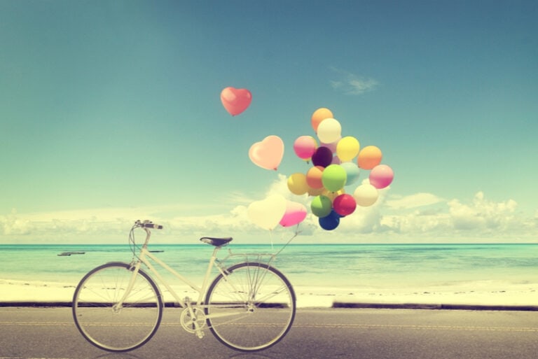 Vintage Fahrrad mit Herzballon am Strand