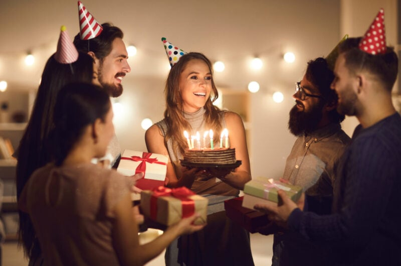 Mädchen feiert Geburtstag