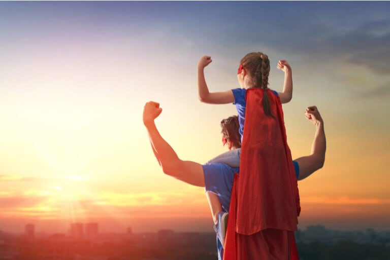 Papa und Kind im Kostüm eines Superhelden