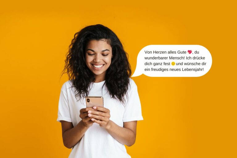 Frau lächelt und liest einen Geburtstagswunsch auf Whatsapp auf ihrem Telefon
