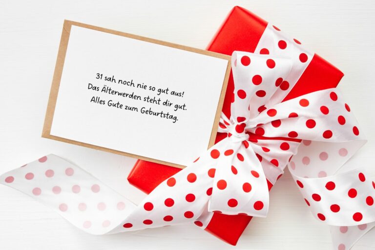 verpacktes Geschenk und eine Karte mit einem netten Wunsch zum 31. Geburtstag