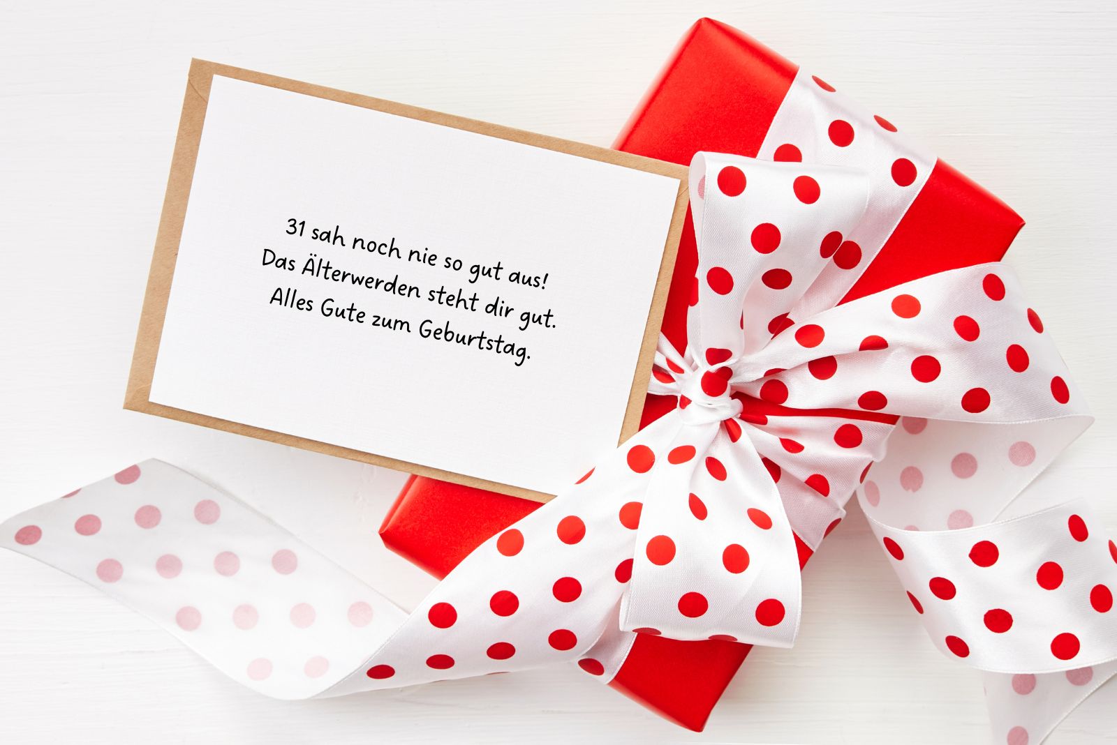 verpacktes Geschenk und eine Karte mit einem netten Wunsch zum 31. Geburtstag