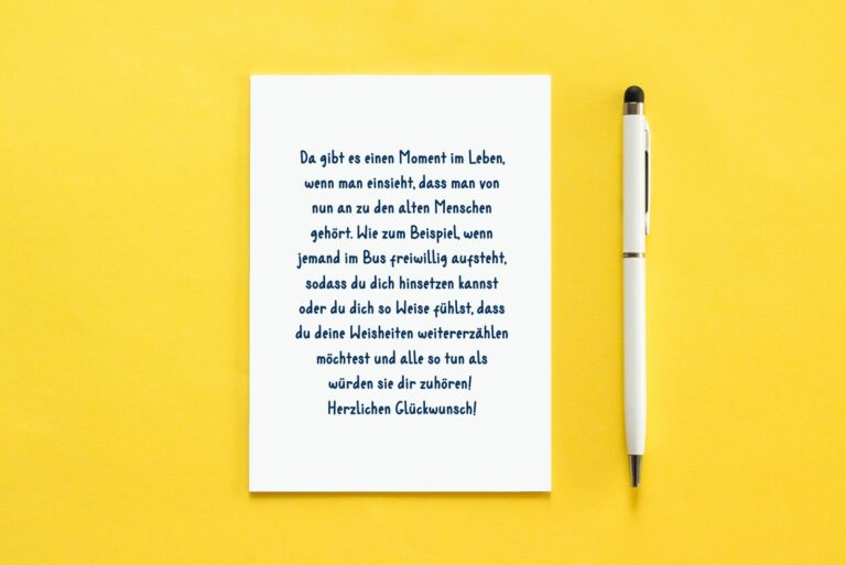 Stift und Papier mit einer lustigen Geburtstagsrede darauf