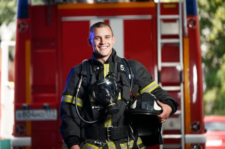 junger Feuerwehrmann lächelt