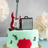 Musikalische Torte mit einer Gitarre an der Spitze