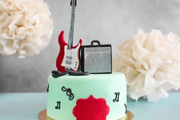 Musikalische Torte mit einer Gitarre an der Spitze