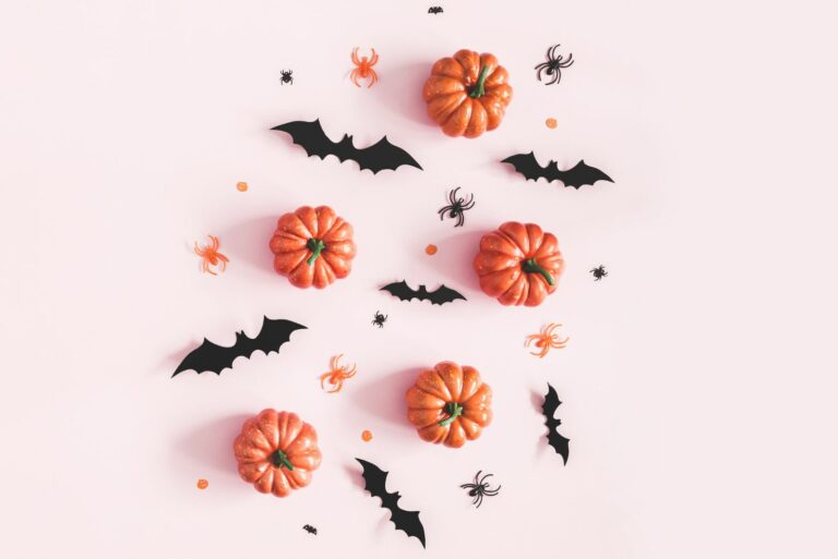 Niedliche Halloween-Dekorationen auf rosa Hintergrund