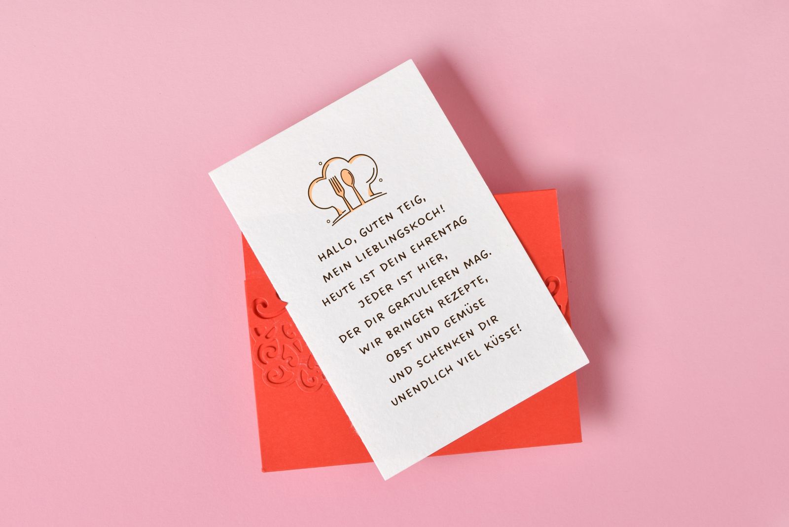 Karte mit einem Geburtstagswunsch für einen Koch auf einem orangefarbenen Umschlag