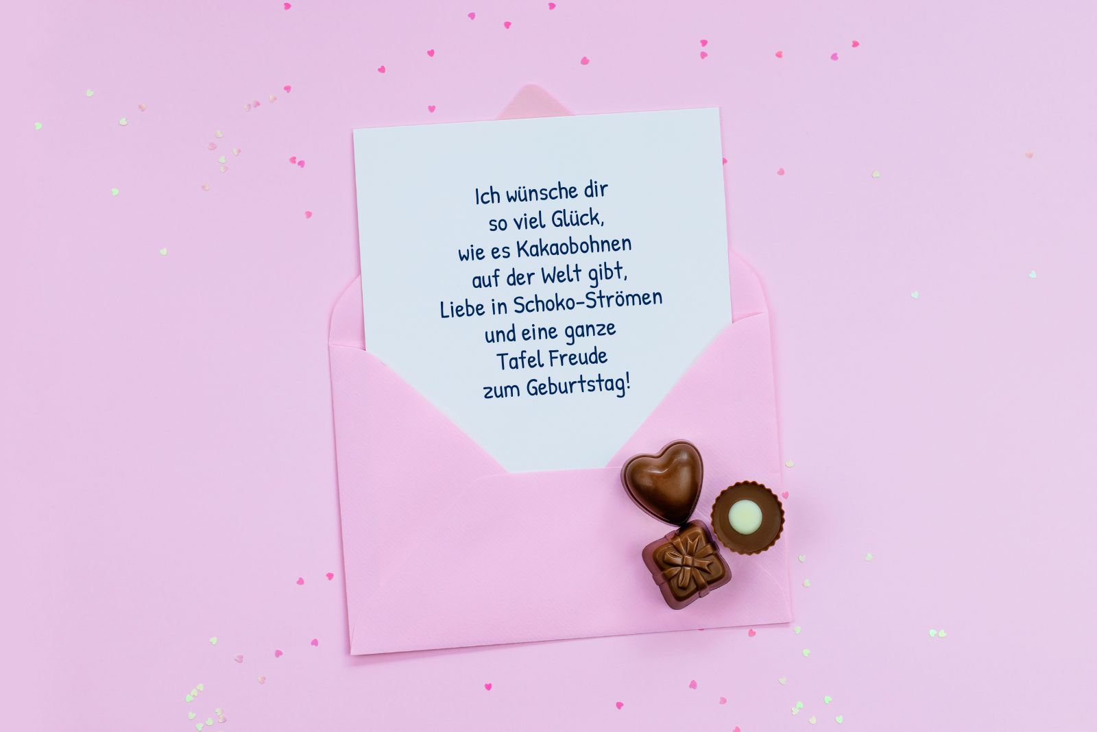 handgeschriebene Geburtstagskarte in einem Umschlag und drei Stück Schokolade