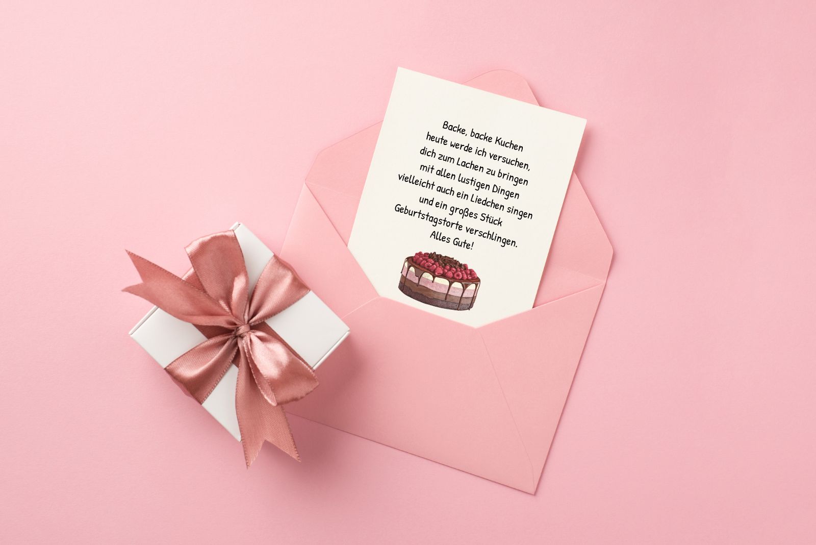 Geburtstagsglückwunsch auf einer Karte mit Tortenmotiv in einem rosa Umschlag