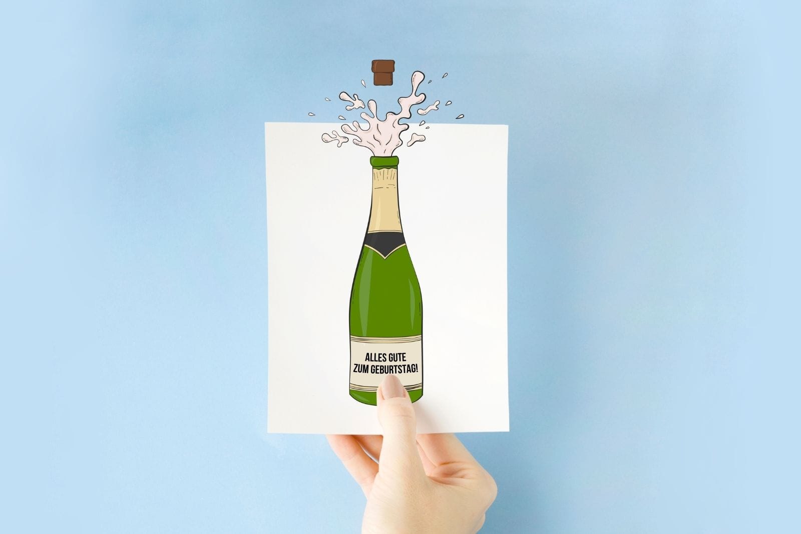 Frau hält Geburtstagskarte mit Champagnerzeichnung und Glückwünschen