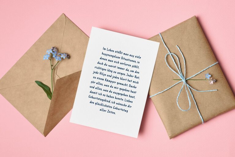 Geburtstagsgeschenk, Umschlag und eine Karte mit einem persönlichen Geburtstagswunsch darauf