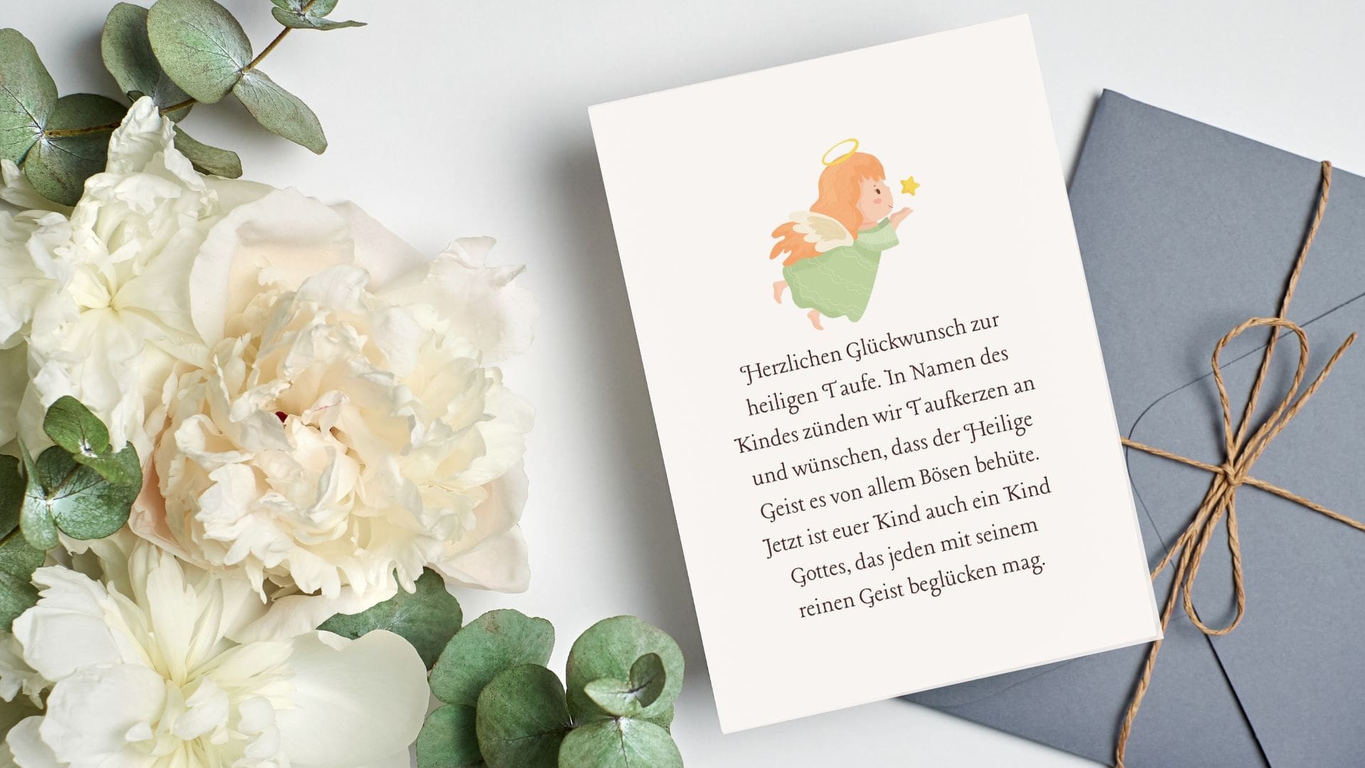 Blumen, Umschlag und eine illsutrierte Karte mit Glückwünschen zur Taufe an die Eltern