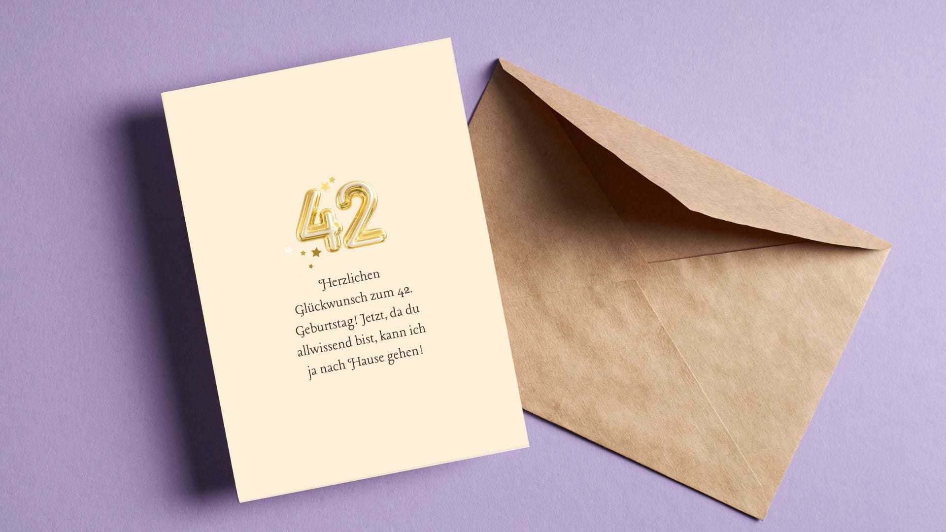 Umschlag und eine süße Karte mit einem lustigen Wunsch zum 42. Geburtstag