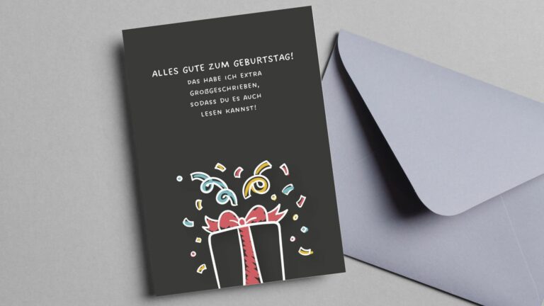 Gedruckte lustige Geburtstagskarte neben einem Umschlag
