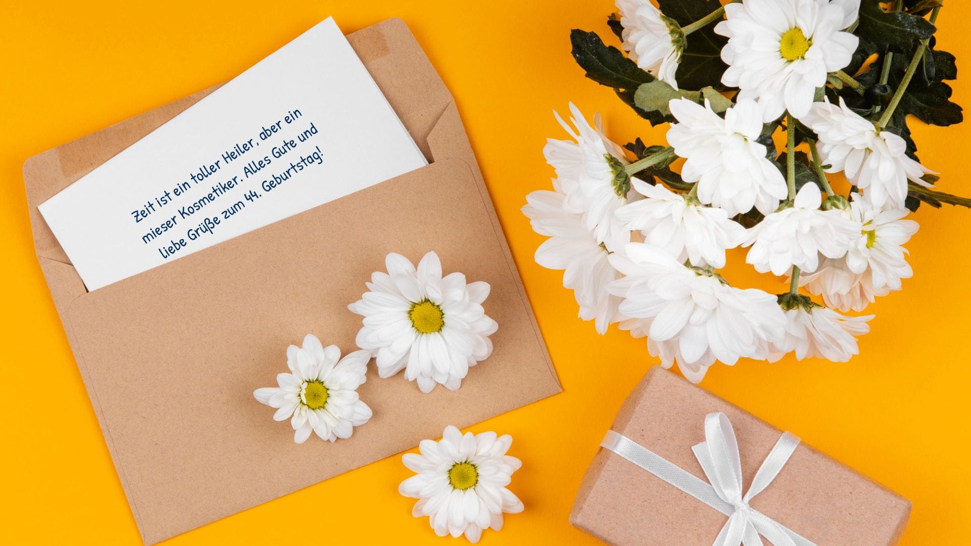 Blumen, Geschenk und eine Karte mit einem lustigen und liebevollen Geburtstagsgruß für 44