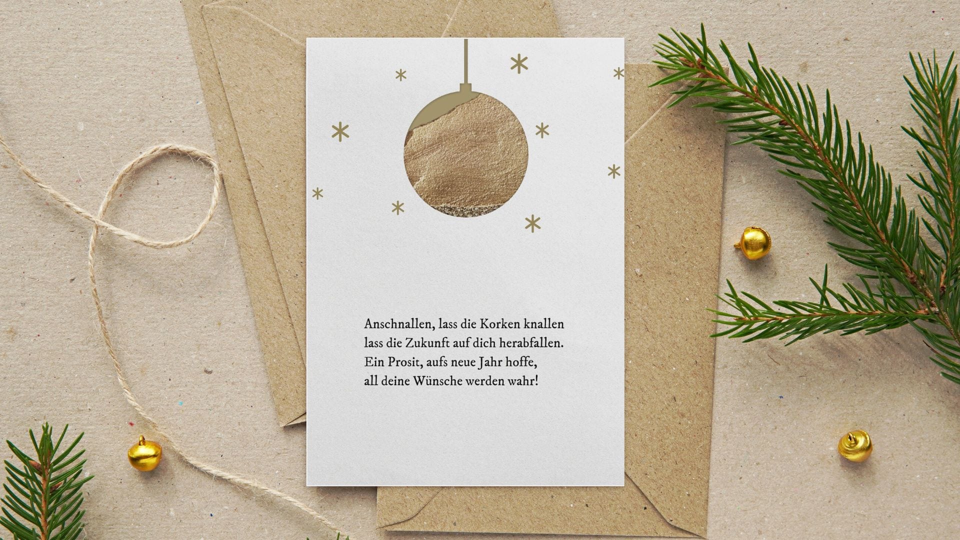 Weihnachtsdekoration, Umschlag und eine Karte mit netten Neujahrswünschen
