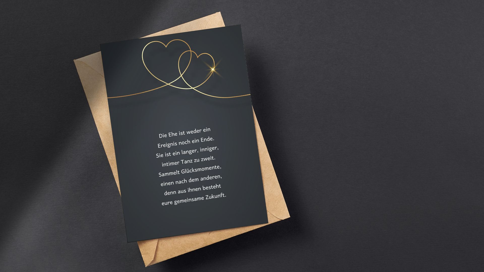 Umschlag und eine bedruckte Karte mit einem coolen Hochzeitswunsch