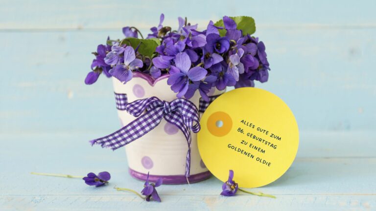 Blumengeschenk und eine Karte mit einem lustigen Wunsch zum 86. Geburtstag