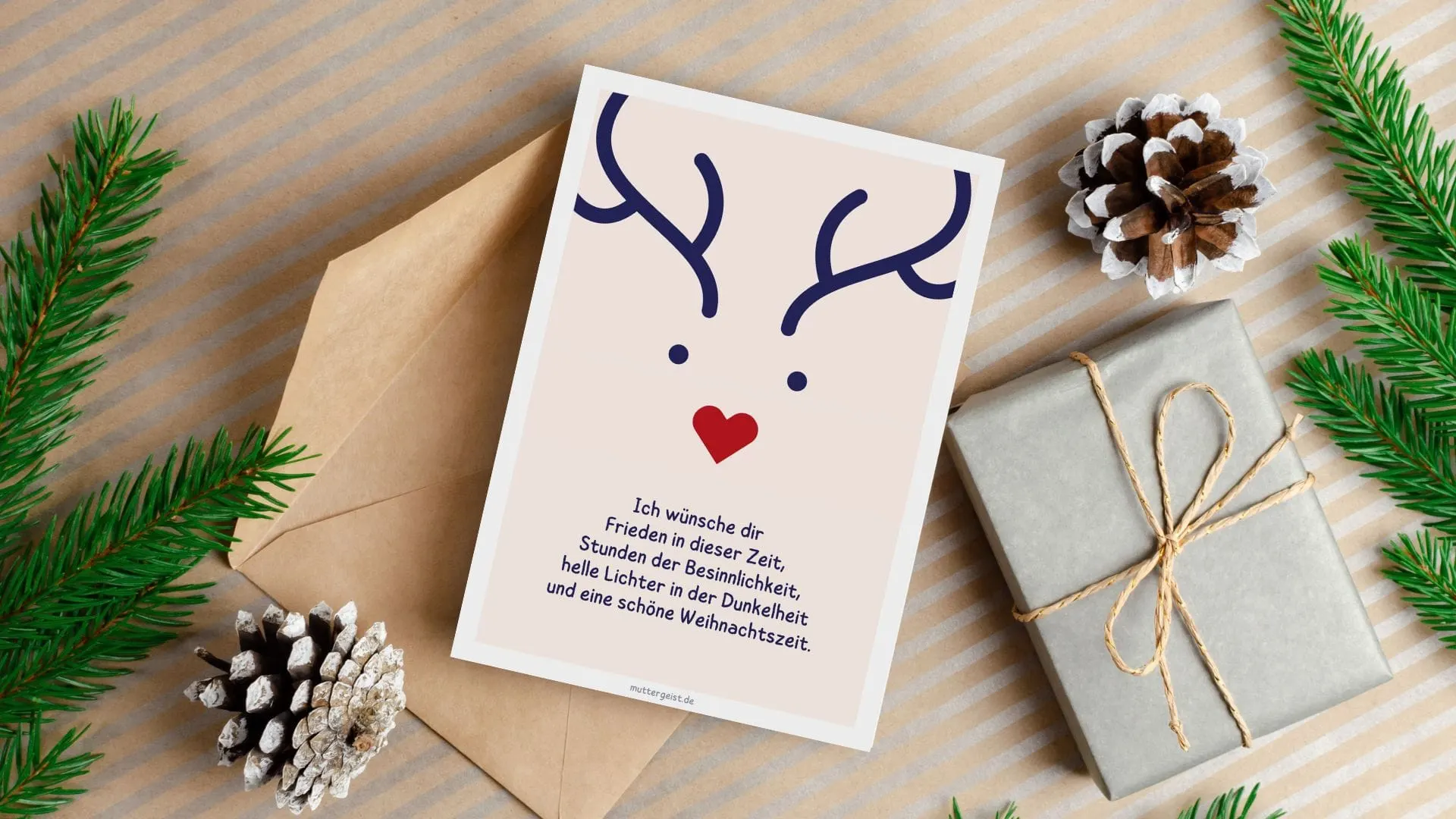 Weihnachtsschmuck, Umschlag und eine Karte mit einem lieben Weihnachtswunsch